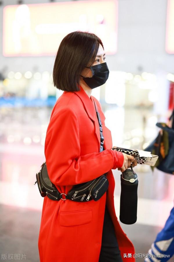 街拍：劉惜君一襲紅色大衣現身機場，清新亮麗笑容滿面