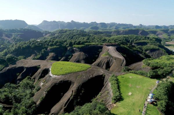 湖南郴州：“丹霞之心”自然奇觀惟妙惟肖