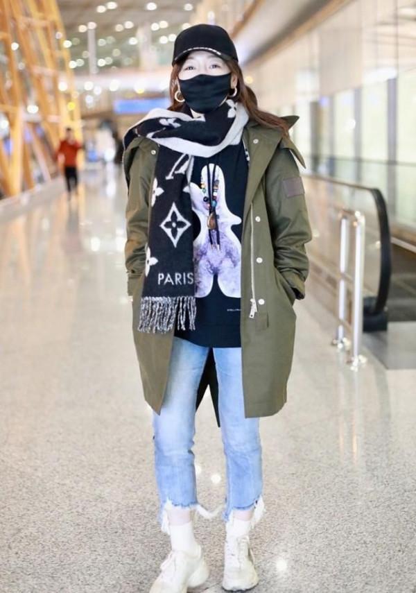 薛佳凝重新扮成“哈妹”，拼色毛毛外套甜美俏皮，哪吒頭也不違和