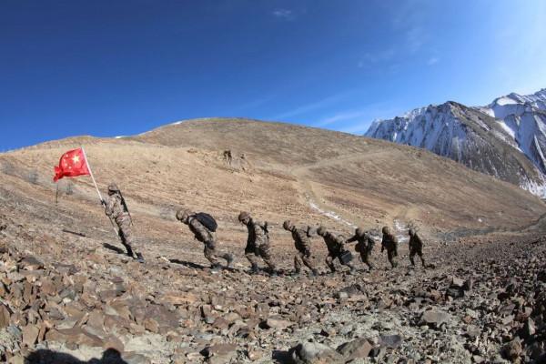 大雪封山前,這個“候鳥”哨所官兵再次踏上巡邏路 大雪封山前,這個“候鳥”哨所官兵再次踏上巡邏路