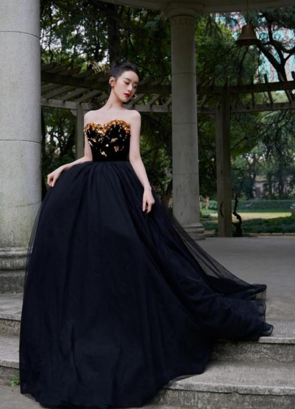 袁冰妍越來越像趙麗穎了，穿抹胸紗裙打扮似黑天鵝，差點沒認出來