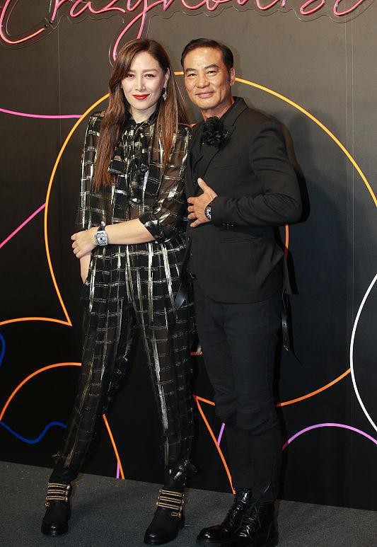 任達華妻子都53歲了，可看著一點沒有老氣感，穿印花西裝仍然瀟灑