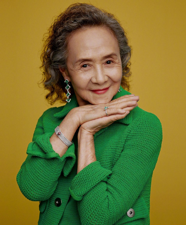 83歲奶奶穿30年前的“舊衣服”，時髦又減齡，網友：突然不怕老了