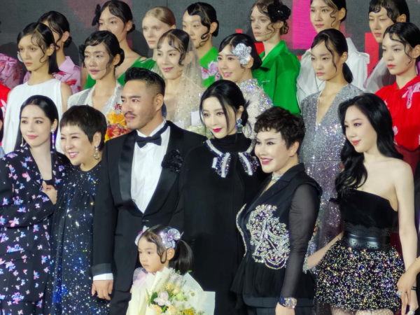 郭碧婷越來越像婆婆向太,穿印花西裝配大背頭,連氣質都一樣了 郭碧婷越來越像婆婆向太,穿印花西裝配大背頭,連氣質都一樣了