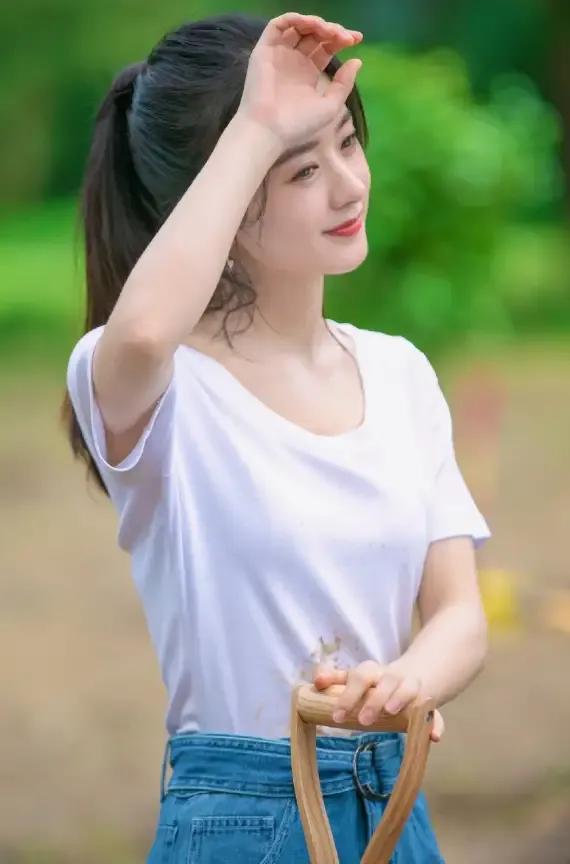 趙麗穎一身體恤穿出了青春的味道 趙麗穎一身體恤穿出了青春的味道
