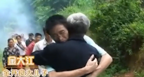 12歲男孩被拐賣，18年後找到了家與父親相認，直言：我媽把我賣了