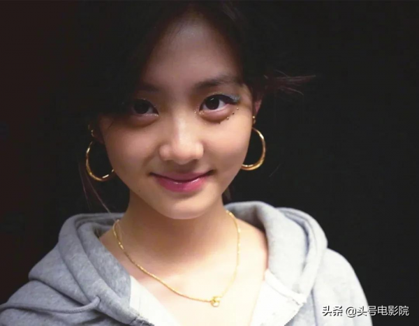 黃多多16歲戴金鍊塗眼影，爸爸萌娃早熟！曹格女兒11歲露肩畫眼線