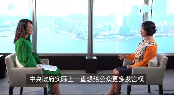 59歲何超瓊近照，穿橘色拼接衫面板白皙，同歲前夫卻拄著柺杖顯齡