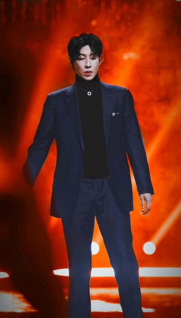 高瀚宇的身上有一種猛獸的野性，深邃高傲，還是蘊含能量的小宇宙