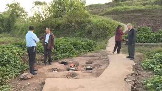 重慶村莊地上冒火60年不滅,村民用來燒水做飯,原來國外也有 重慶村莊地上冒火60年不滅,村民用來燒水做飯,原來國外也有