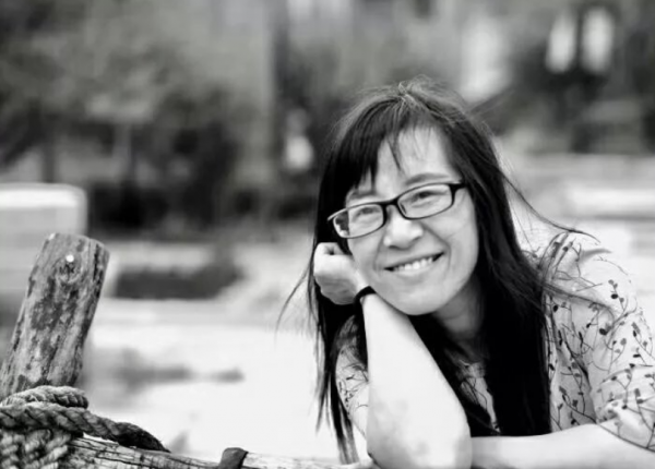 又一次證明實力！餘秀華在路邊的即興之作，網友：我承認我破防了