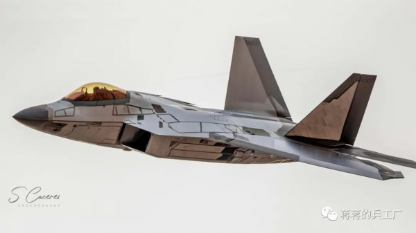 美國F-22戰鬥機機翼下現神秘吊艙，可能為強化猛禽趟路？