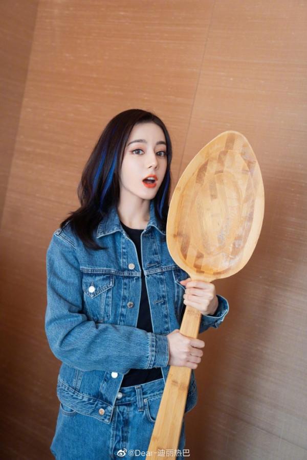 迪麗熱巴發“乾飯人”俏皮照 穿牛仔套裝挑染藍髮亮眼