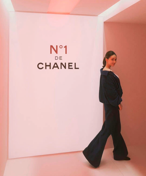 昆凌懷三胎後首次公開露面，全身照曝光身材變富態，5月孕肚搶鏡