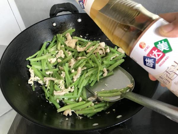 它是秋季公認的減脂菜，別看不起眼，鐵含量極高，脆爽滑嫩不怕胖