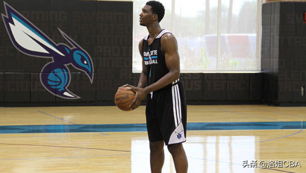 CBA三訊息:上海強援簽證延誤,廣州三巨頭52分,馬力克尷尬走步 CBA三訊息:上海強援簽證延誤,廣州三巨頭52分,馬力克尷尬走步