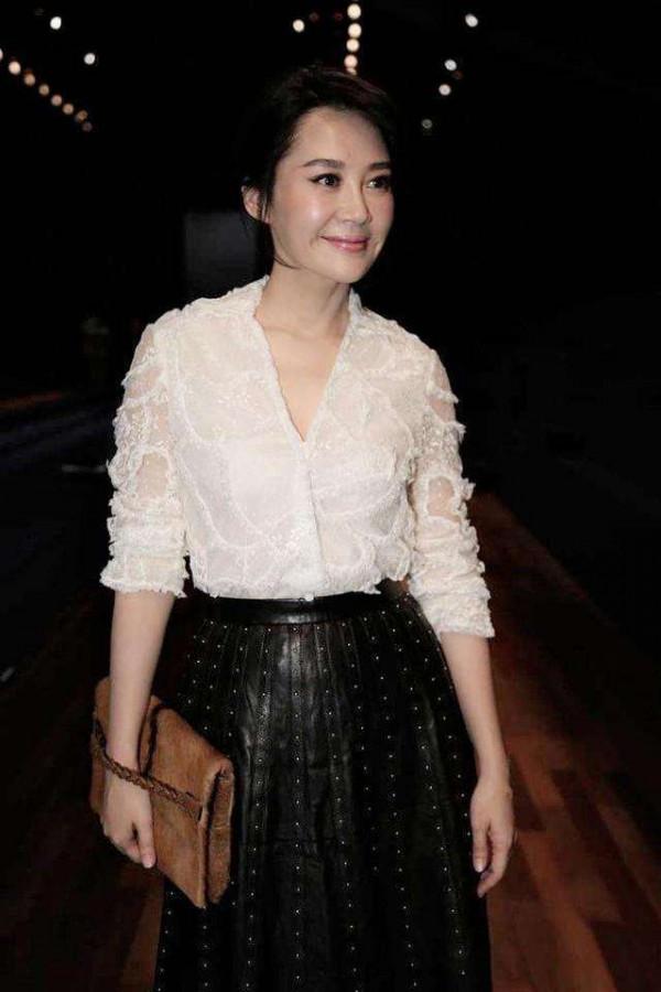 真成老太太了！許晴51歲也不算太老，但燙了這個要命的捲髮