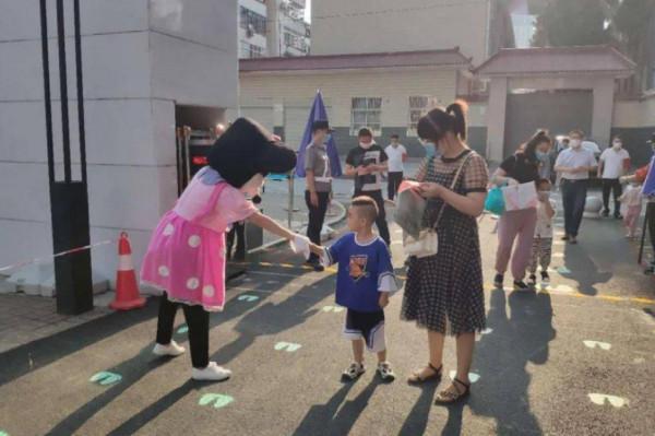 幼兒園內狹路相逢，弟弟抱著哥哥痛哭，分離焦慮竟也如此撕心裂肺