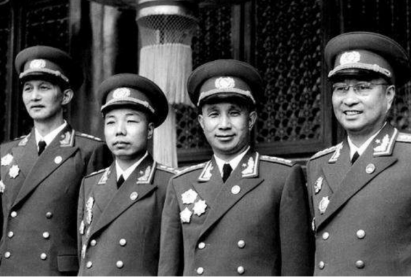 1971年開國上將復出當副手，沒有一人敢收，韓先楚：來我福州