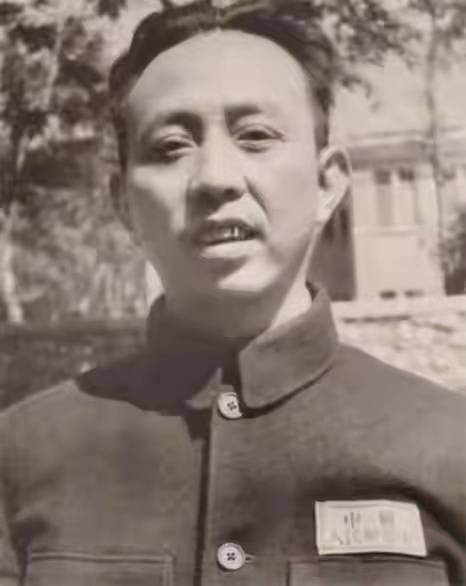 他兩次擔任主席秘書，建國後遇刺身亡，兒子中將，親家是開國上將