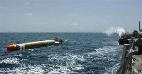 1942年，英軍艦準備擊沉德軍艦，突然發射的魚雷拐回來了