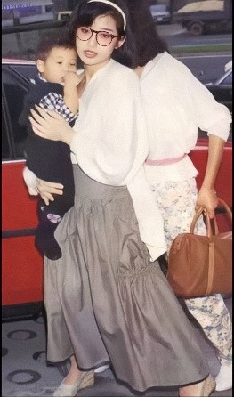 山口百惠:21歲嫁三浦友和,4年後生下兒子,穿著樸素笑容卻更美 山口百惠:21歲嫁三浦友和,4年後生下兒子,穿著樸素笑容卻更美