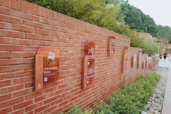 這輛“百年限定”的紅色巴士，今年特別值得坐上一坐