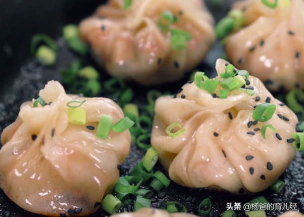 用餃子皮做一款生煎肉包，烹飪簡單，營養味美，孩子愛吃的早餐