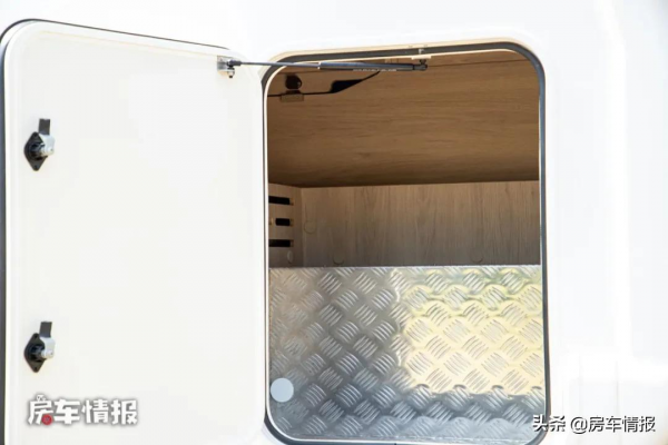 全新下線的國產房車,價格不變水電升級,配2.3米雙人床同類最大 全新下線的國產房車,價格不變水電升級,配2.3米雙人床同類最大