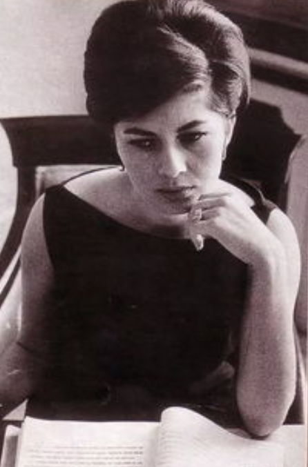 伊朗美豔王后：18歲被寵上天，30公斤婚紗鑲滿珠寶，8年不孕被棄