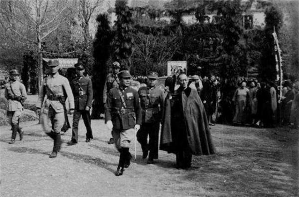 1950年，龍雲驚聞愛子被陳賡擊斃，悲憤交加，毛主席讓他回去看看