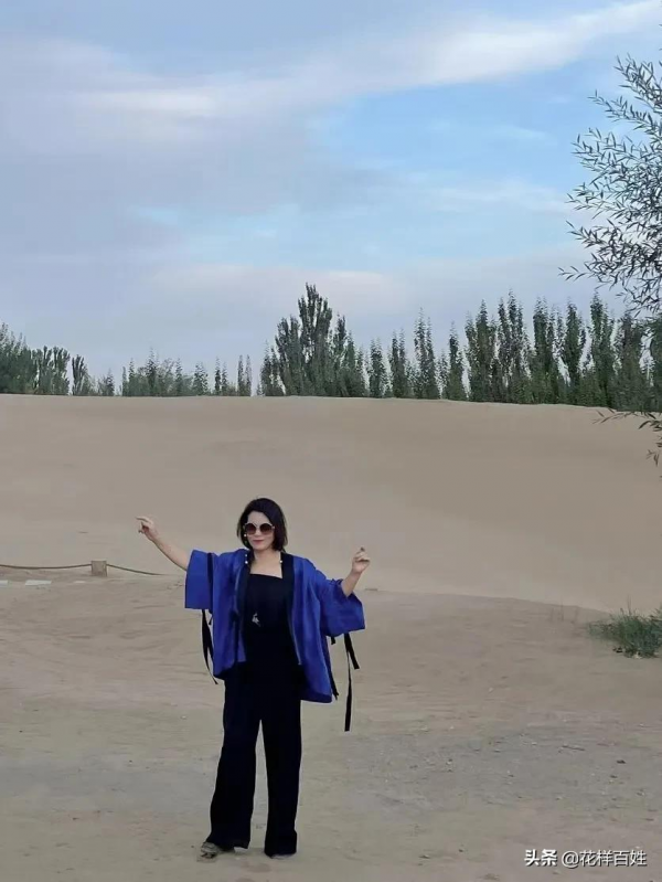 可帥可美，這個超會穿的50歲姐姐，讓我們看到女人該堅持一生的事