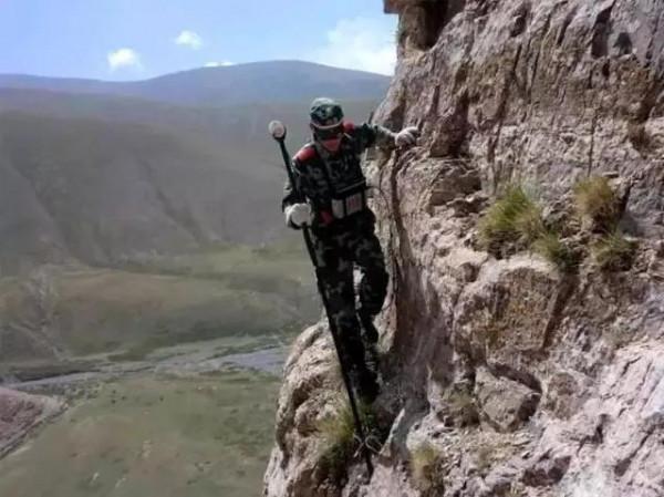 犧牲7條人命，從湖中撈出18箱納粹財寶，開啟一看，裝滿30億假鈔