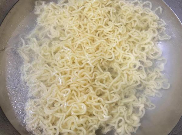 泡麵別在泡著吃了,教你3分鐘做一份炒泡麵,秒殺路邊攤燒烤店 泡麵別在泡著吃了,教你3分鐘做一份炒泡麵,秒殺路邊攤燒烤店