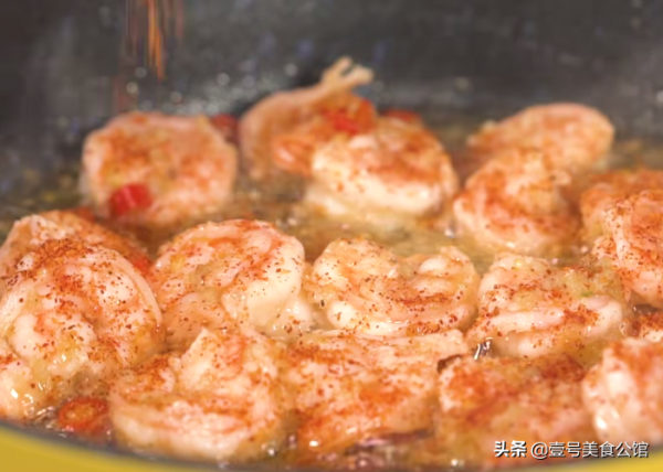 西班牙風味的蒜香燜蝦，鮮辣又解饞，營養又好吃，家人特喜歡