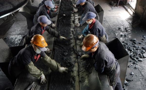 峭壁飛人鄒在宏:818米懸崖為人代燒“龍頭香”,最多一天賺2萬 峭壁飛人鄒在宏:818米懸崖為人代燒“龍頭香”,最多一天賺2萬