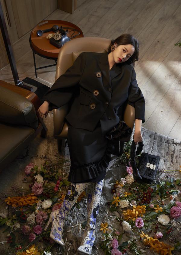 長髮及腰的歐陽娜娜，穿復古綁帶印花裙出鏡，小秀身材女人味十足