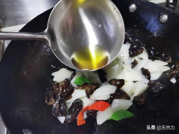 飯店的山藥炒木耳為什麼好吃，那是有講究的，簡單易學，一看就會