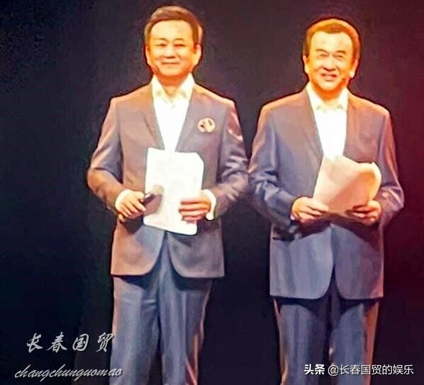 57歲主持人朱軍復出首秀，與白巖松濮存昕黃宏同框狀態好