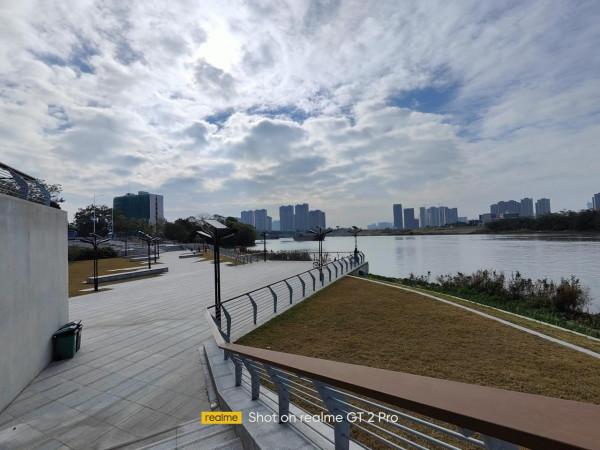 2K直屏真我GT2 Pro：質感對得起價格