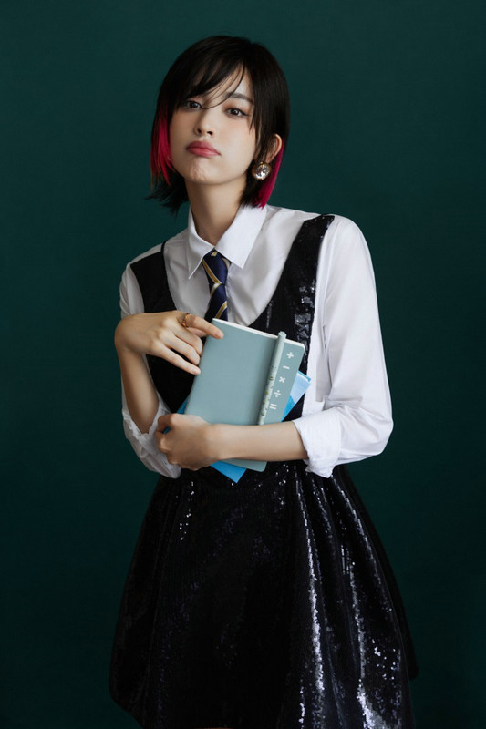 娜扎著白襯衫搭個性領帶 變身甜酷少女 娜扎著白襯衫搭個性領帶 變身甜酷少女