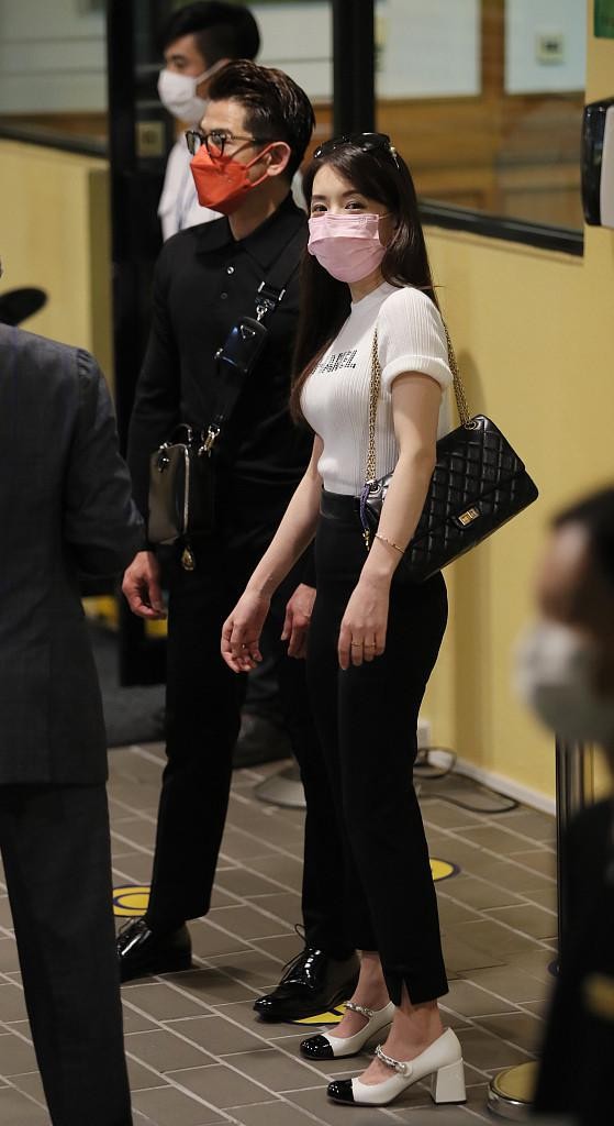 方媛當了媽卻仍愛日系名媛風，印花襯衫配紅褲，髮卡配得挺甜美