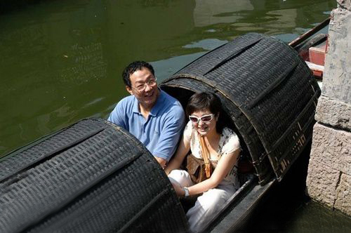 央視著名主持人張泉靈：嫁大丈夫，最紅時辭職，現在過得怎麼樣？