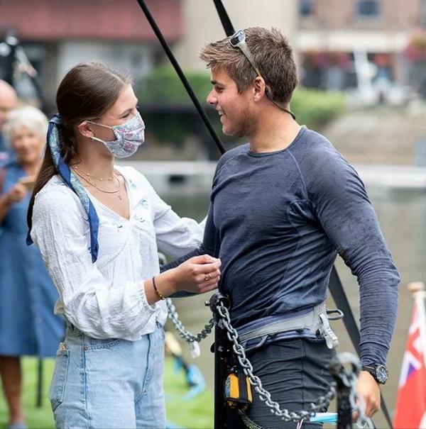 英國王室出了個英俊小哥，女王看好他，有望頂了哈里的缺