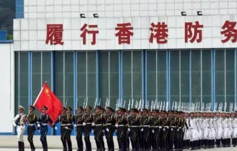 香港迴歸的見證人！讓英軍“下崗”的軍官譚善愛，轉業成社群民警