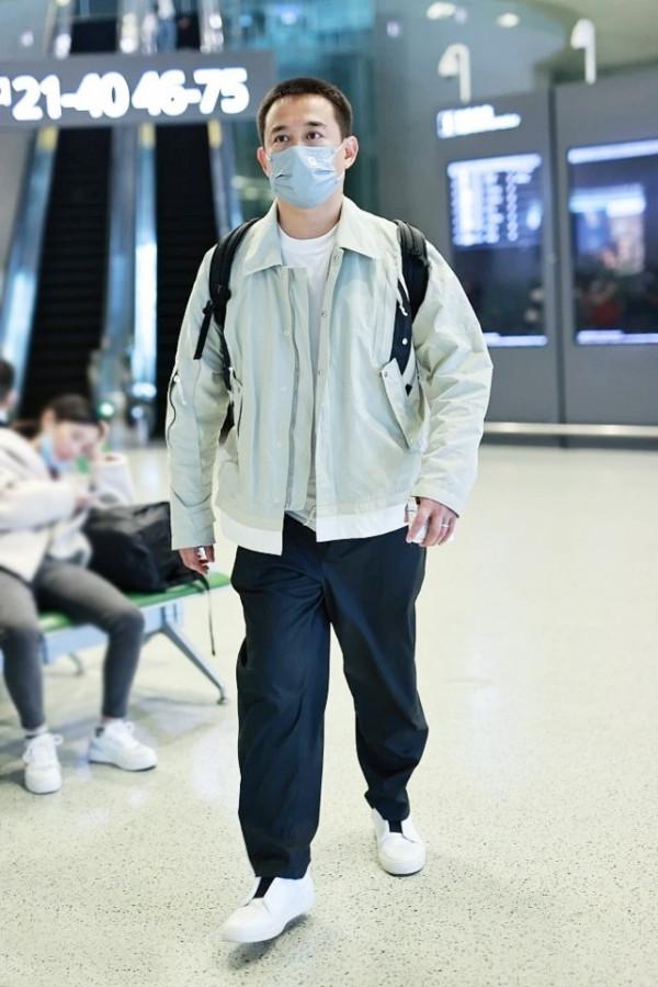 黃磊還是逃不過“中年發福”，留短髮顏值暴跌，還是長髮造型更帥