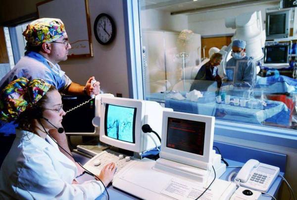 英國男子臉部畸形，憑魅力迎娶美女大學生，孩子出生後笑不出來了