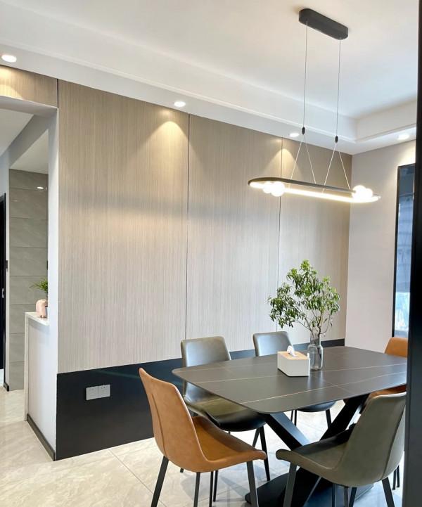 她家124平米，全屋貼牆布，簡約又大方，電視牆做櫃子，真明智