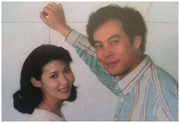 6位娛圈明星夫妻，從校服到婚紗，個個娶初戀，在一起最長40年