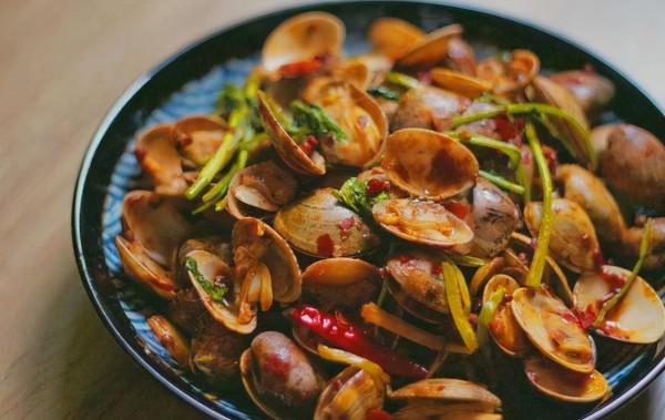 爆炒花甲前到底要不要過水？大廚教你一招，花甲既鮮又嫩還沒有沙